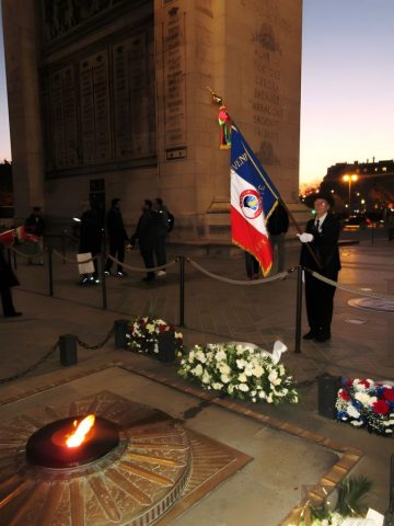 L’hommage du Souvenir Français au Soldat inconnu.