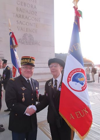 Le général Dudouit sous l’Arc de triomphe en compagnie de Nelly Tramalloni, porte drapeau du comité de Langres.