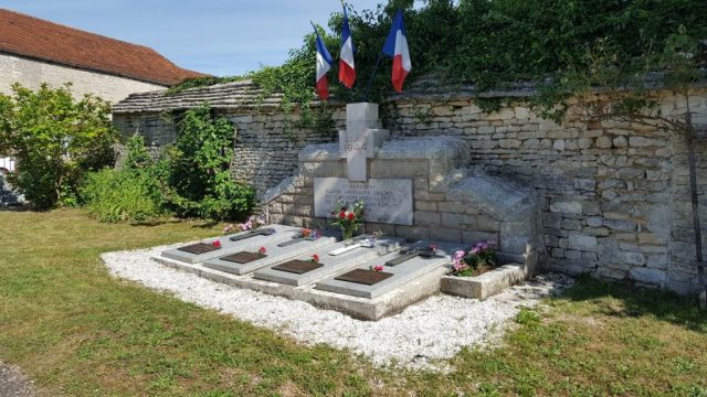 Tombes maquisards cimetière Voisine
