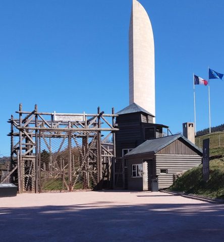 L’entrée du camp avec le Mémorial national aux héros et martyrs de la déportation