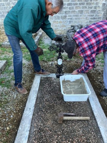 Rénovation tombe Fontaines-sur-Marne équipe 2
